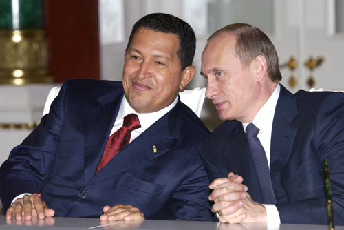 nachomdeo's tweet photo. Putin acaba de ordenar la expropiación de cinco grandes operaciones de empresas occidentales que no habían dejado Rusia luego de la invasión de 2022. 
La primera es la suiza Nestlé, a la que le quitarán 6 plantas de producción y un negocio anual de 335 millones de dólares. Además, suspendió el control sobre las marcas y patentes de productos como Kit Kat y Nescafé. 
La segunda es la francesa Auchan, que va a ser despojada de 241 establecimientos que incluyen 62 supermercados masivos y los centros logísticos asociados, junto a la nómina de 33.000 empleados.
La tercera es la también francesa Lemana Por (Ex Leroy Merlin) y la expropiación incluye 112 megatiendas y 11 centros logísticos.
Y la cuarta es también francesa. Se trata de FM Logistic y la incautación incluye 3 almacenes automatizados. 
Y la quinta es... francesa. Es la empresa Bati Logistics con activos físicos de menor valor. 
El esquema de expropiaciones ruso no prevé el pago de indemnizaciones a valores de mercado y por lo general los perjudicados reciben una compensación simbólica. Renault recibió un rublo cuando traspasó sus operaciones en mayo de 2022 presionada por el Kremlin. Sus activos estaban valuados en 2.200 millones de euros.
A partir de esta medida, todas las empresas expropiadas pasarán a ser operadas por el estado ruso y sus operaciones manejadas de forma directa por L.E.V. Management, una sociedad anónima instrumental creada por el Estado ruso específicamente con este propósito. 
Desde la invasión a Ucrania en 2022,  527 empresas occidentales se fueron de Rusia y un total cercano al millar recortaron sus operaciones. Para poder irse, una norma firmada por Putin les obligó a vender sus activos en Rusia con un mínimo del 50% de descuento y pagar un 15% de impuesto sobre esas transacciones. Esto es en el caso de las que no recibieron pagos simbólicos.  
Una estimación  realizada por la firma moscovita NSP calcula que el valor acumulado de la propiedad privada de firmas extranjeras confiscada por Rusia mediante este esquema de "administración temporal" forzosa ya supera los 50.000 millones de dólares.
El gobierno ruso implementó mecanismos legales específicos como el Decreto Presidencial N.º 299 que permiten la "administración temporal externa" de patentes, marcas y diseños pertenecientes a empresas de países "no amistosos", de manera que los productos pueden ser comercializados en Rusia con sus marcas originales.
El marco normativo usado por Rusia permite también al Estado acelerar la nacionalización reduciendo el periodo de valuación de activos a tan solo 10 días. Además, centraliza todas las operaciones de los bienes confiscados a través de entidades financieras vinculadas directamente al Ministerio de Defensa (como Promsvyazbank). Esto anula cualquier intento de las casas matrices europeas de congelar las cuentas o declarar bancarrotas preventivas
En el listado de posibles expropiaciones futuras están los bancos Raiffeisen Bank International de Austria y el  UniCredit de Italia, las operaciones petroleras de BP de Reino Unido, las de la fancesa Total Energies en Yamal y la japonea Mitsui en Sakhalin. También las de Pepscio y Mondelez International de EEUU, Metro AG de Alemania y la británica Unilever en el mercado consumo masivo. 
Y además pende sobre todas ellas la amenaza de ser expropiadas automáticamente si son objeto de un ataque de los drones ucranianos. tal como lo establece el decreto de Putin del mes pasado. 
Un factor inédito en esta incautación colectiva es que el Kremlin utilizó como justificación legal quejas de competidores locales. Según reportes del diario económico ruso Kommersant, una empresa logística local llamada KS Logistika solicitó formalmente a Vladímir Putin intervenir los activos de Nestlé. El argumento utilizado fue que la administración multinacional "estaba frenando la expansión" del negocio en territorio ruso.
Esto abre un precedente peligroso: cualquier competidor local alineado con el Kremlin puede pedir la incautación de una empresa extranjera bajo el pretexto de que su cautela corporativa perjudica el crecimiento del mercado interno.
Putin evitó tocar a empresas de EEUU y de Alemania, en este último caso quizás con la intención de no asustar al público del partido AfD que está vendiendo a Rusia como un estado amigable para la economía alemana. Para el caso de Francia, las expropiaciones se ajustan a los discursos de los partidos pro rusos por derecha e izquierda que venden una narrativa de perjuicios en la confrontación con Rudia.