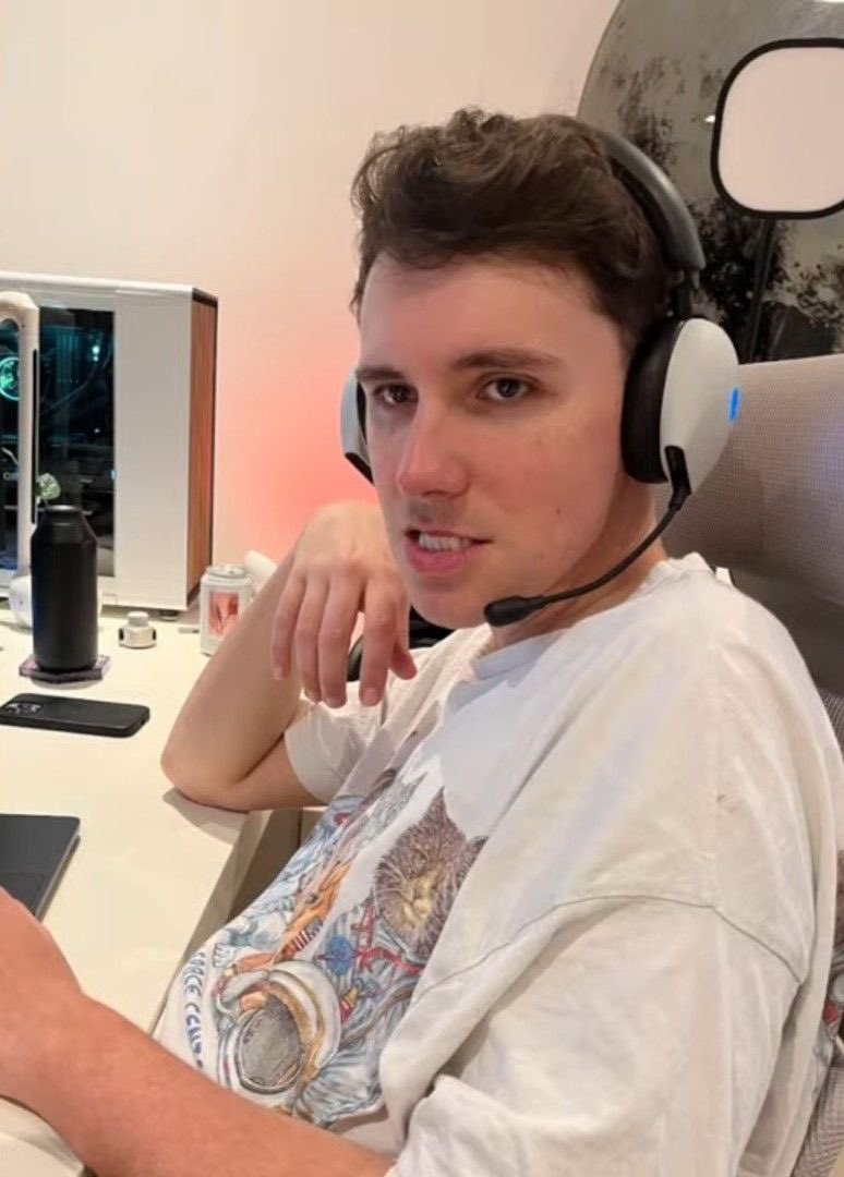 snokoplassm's tweet photo. he really is just some guy’s boyfriend https://t.co/m5rUQqeW0S