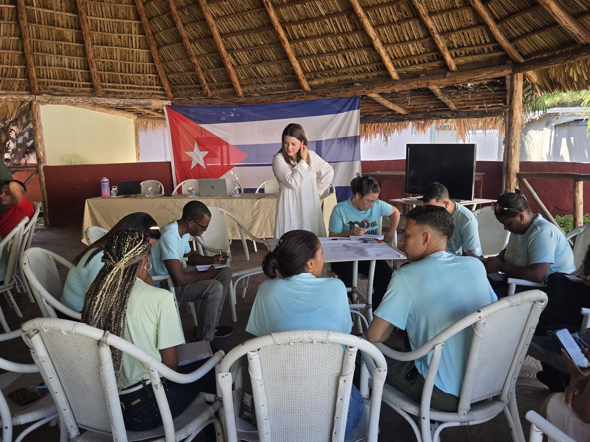 AylinAlvarezG's tweet photo. Hoy continuamos con el curso a la Estructura Auxiliar del Comité Nacional de la @UJCdeCuba construyendo el conocimiento de otras maneras. Métodos,  pensamiento, evaluación, inteligencia colectiva, contexto, retos y actualidad. https://t.co/CYgSZjdpeb