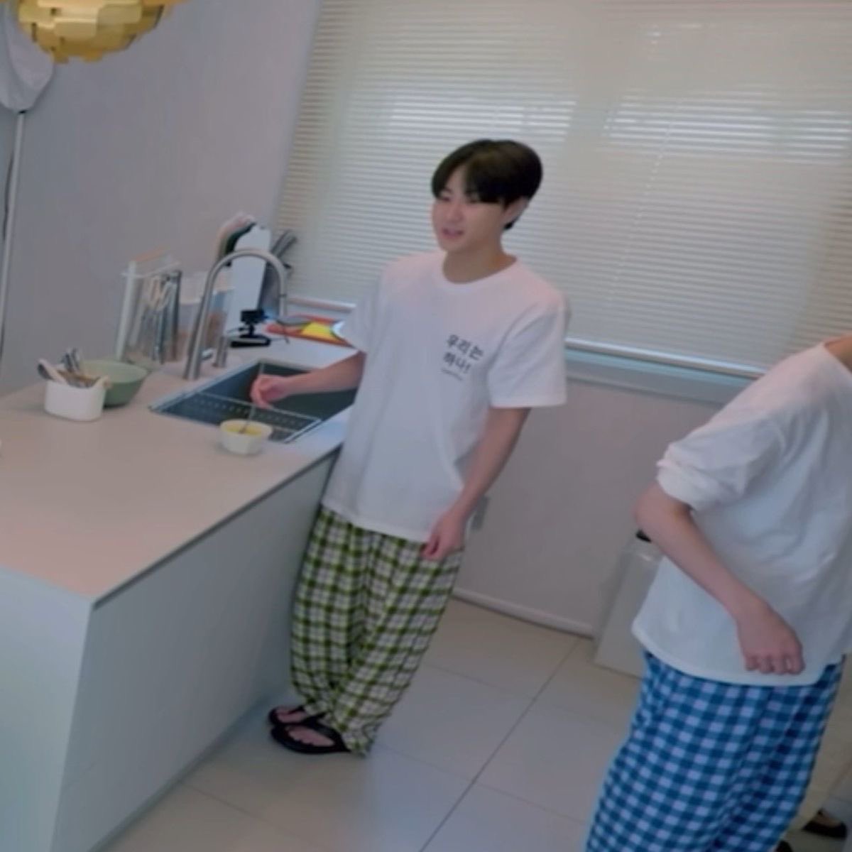 unleashwon's tweet photo. the smallest person to ever exist in history https://t.co/ywWQKU92K9