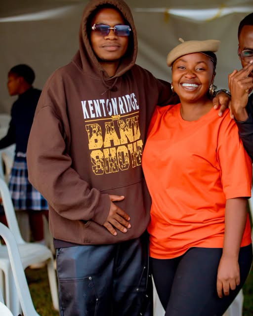 ENERGY888FM's tweet photo. #FridayParty

Weekend tayari twayikandagiyemooo!!!

Tizzo-Bert na Asila twateye ibirenge muri studio za #EnergyRadio

Gahunda ni ugukuba urukweto mpaka munaniwe, kuko twe kunanirwa biri kureeee!!!!!

Umuziki uryoheye amatwi mwisabiye  mukagira nabo muwutura murabisanga mu kiganiro #StopOuEncore

Mu kanya Saa 21:00' duhurire kuri 88.8FM, 09.3FM, 107.3FM

#Encore