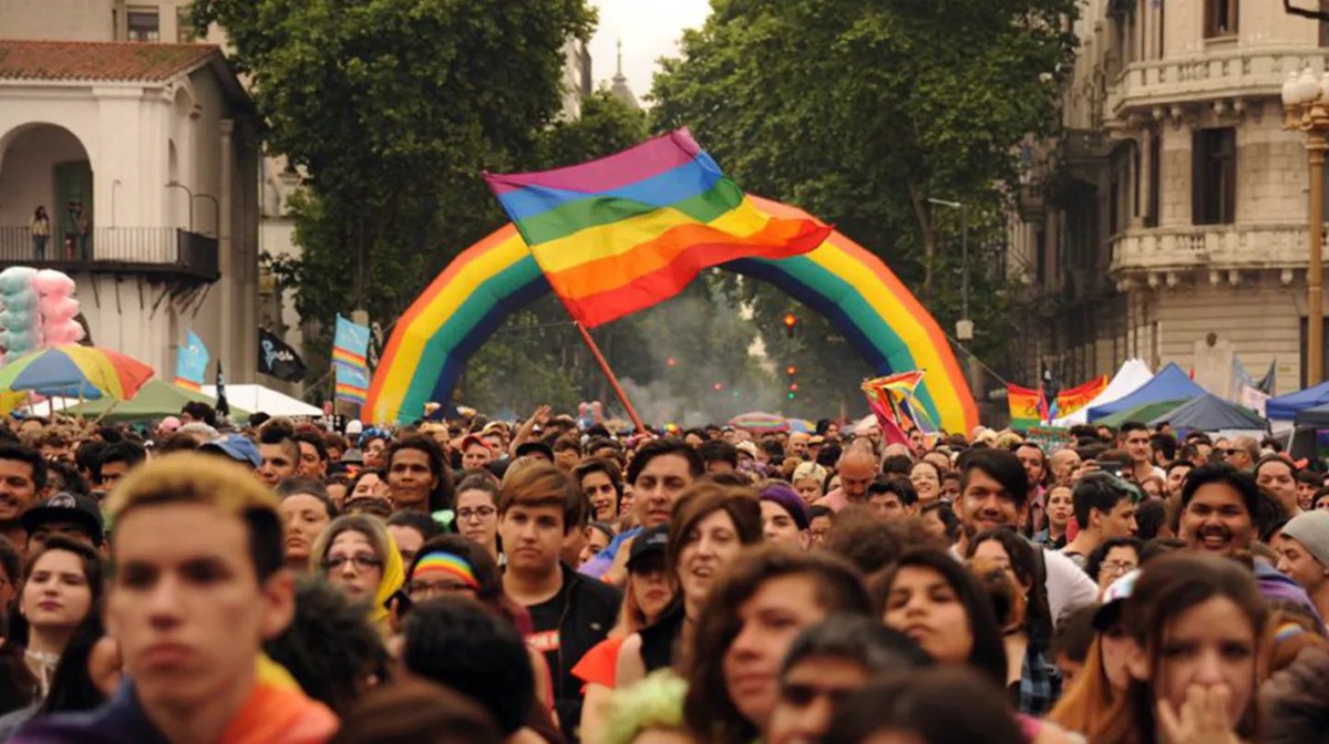 makearggayagain's tweet photo. por primera vez en la historia desde su primera celebración, prohíben la marcha del orgullo lgbtiq+ en argentina: la decisión fue tomada por el alcalde de la ciudad de buenos aires, jorge macri, debido a la visita del papa león xiv. https://t.co/WsswL91M6p