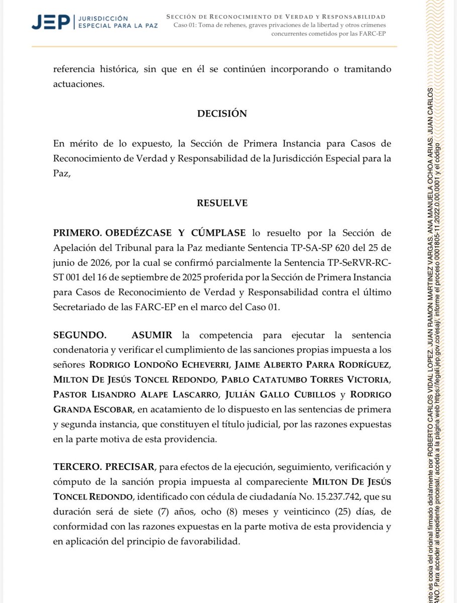 ricarospina's tweet photo. Atención: La @JEP_Colombia declara formalmente la ejecución de la sanción contra el antiguo secretariado de las Farc por secuestro. @TimoComunes tendrá ocho años de sanción. Les van a poner dispositivos de seguimiento electrónico, tienen por norma la prohibición de salir del país. Vía @BluRadioCo