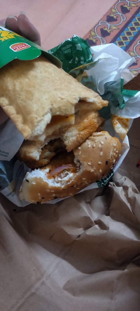 TripathiShinu's tweet photo. @Swiggy ऐसे जूठा खाना होगा क्या, जो आप लोगों को भेजते है, https://t.co/T8kz05Jai4