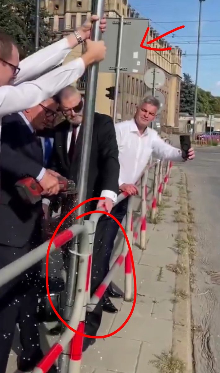 JFJ15561913's tweet photo. Rosyjski cyrk 🎪 dziś przybył do Krakowa i pokazał sztuczki plenerowe pt "Rżnięcie słupa ,rżnięcie głupa". Po zamontowaniu kopii znaku zielonej strefy za pomocą trytek wycięli go w pień tzw gumówką! Po zakończeniu rżnięcia wznieśli stosowny okrzyk ,a radości nie było końca... https://t.co/nOtMj7SCHG