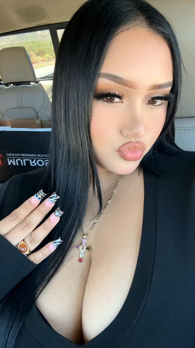 sandraaaaaa222's tweet photo. my nails are too cute https://t.co/Tjy3CueUQz