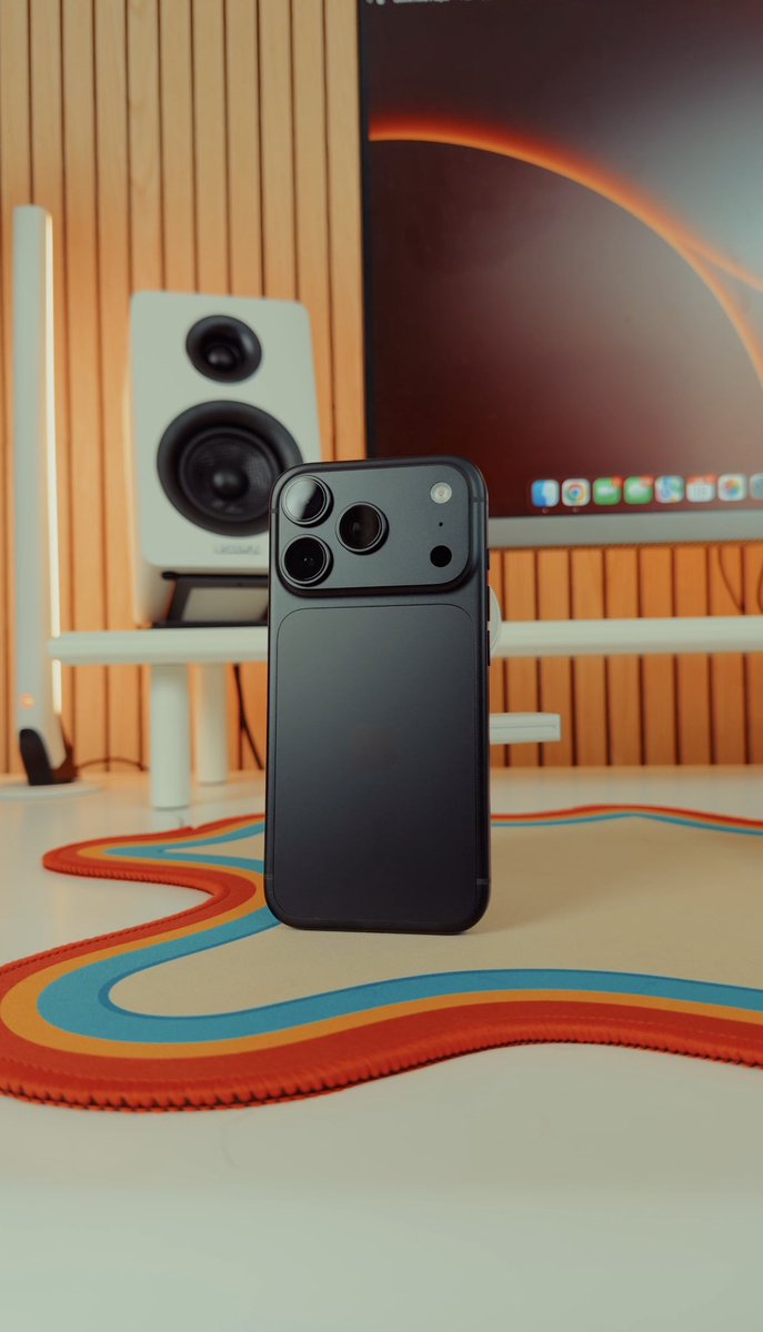 naseem_speach's tweet photo. The black iPhone 18 Pro is easily the best color this year. It’s clean, understated, and has that professional look that just works. 🖤📱 https://t.co/almXSDCuBz