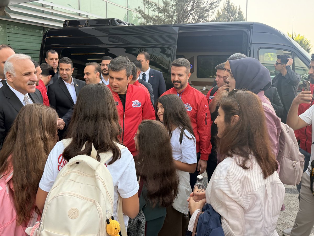 cihadyildirim's tweet photo. 🚀 Diyarbakır’da TEKNOFEST coşkusu!

@T3Vakfi Başkanı’mız Sn. Selçuk Bayraktar’ın Diyarbakır ziyaretinde, gençlerimizin teknolojiye olan ilgisi ve TEKNOFEST heyecanı görülmeye değerdi.

🇹🇷 Geleceğin teknolojileri Diyarbakır’da konuşuluyor.

#TEKNOFESTDiyarbakır #TEKNOFEST2026 https://t.co/874qKyxXuJ
