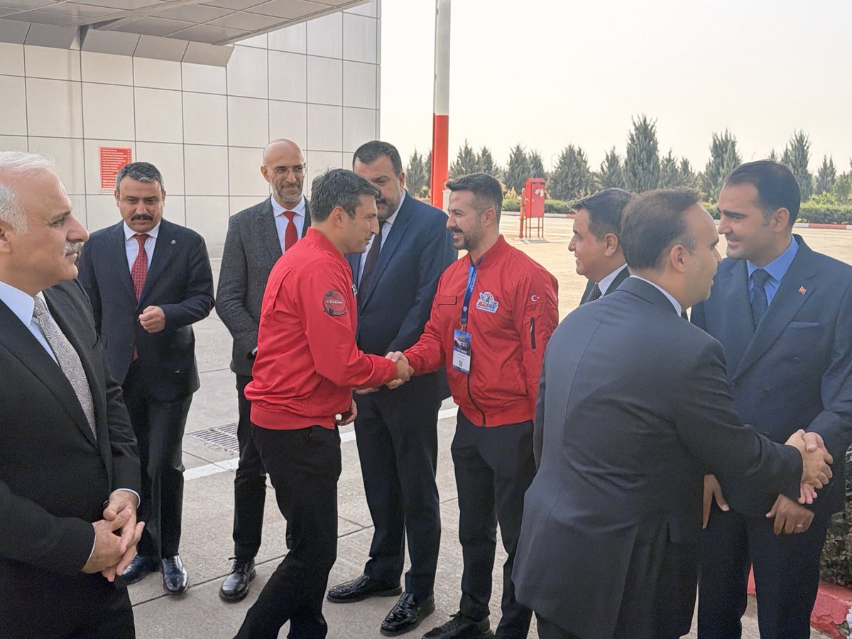 cihadyildirim's tweet photo. 🚀 Diyarbakır’da TEKNOFEST coşkusu!

@T3Vakfi Başkanı’mız Sn. Selçuk Bayraktar’ın Diyarbakır ziyaretinde, gençlerimizin teknolojiye olan ilgisi ve TEKNOFEST heyecanı görülmeye değerdi.

🇹🇷 Geleceğin teknolojileri Diyarbakır’da konuşuluyor.

#TEKNOFESTDiyarbakır #TEKNOFEST2026 https://t.co/874qKyxXuJ