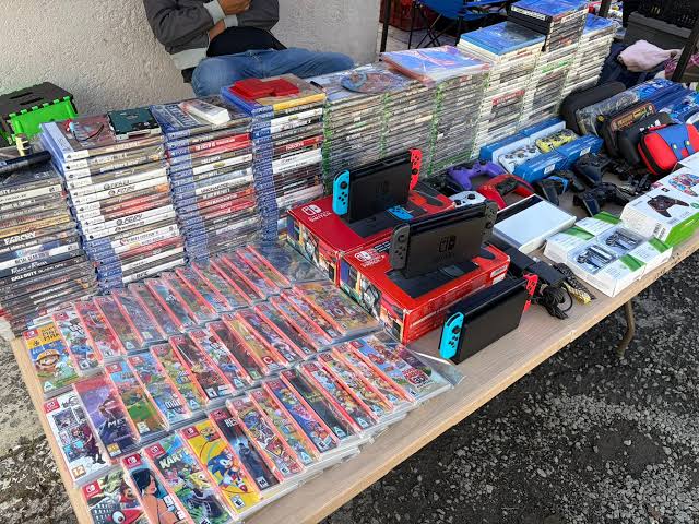 ZeroControlMX's tweet photo. 🧵En México, el juego físico no es nostalgia: es economía 

Viernes de bronca y hoy traemos una que a varios les va a doler: matar el juego físico en México no es "modernizarse", es clasista.

Va el hilo y luego nos dicen que estamos mal.⤵️ 1/7 https://t.co/a2TLkUrZQ7