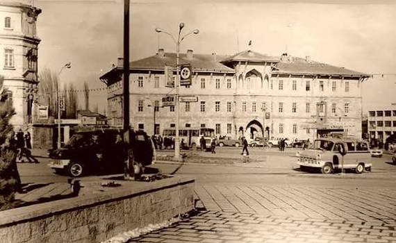 sanem_gs_1905's tweet photo. Mutlu geceler...
Yine nostaljik fotoğraflar...Görsellerdeki ilimizi tanıyabildinizmi? 🤔 https://t.co/mxIdjW09YC