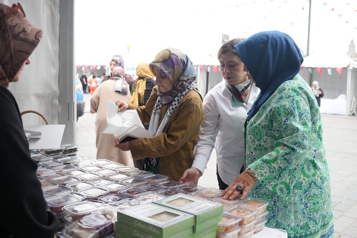 akkadinistanbul's tweet photo. Bir meydanda kocaman bir yürek buluştu bugün… ❤️

Kimi bir iyiliğe ortak oldu, kimi bir çocuğun tebessümüne…
Kimi el emeğini kattı, kimi gönlünden geleni.

Eminönü’nde kurulan bu sofrada, bu meydanda, Gazze’nin çocukları için aynı duyguda buluştuk.
Çünkü iyilik paylaştıkça çoğalır, dayanışma büyüdükçe anlam kazanır.

Yarın da Eminönü Meydanı’nda buluşmaya, Gazze’nin çocukları için dayanışmamızı büyütmeye devam ediyoruz. Sizleri de bekliyoruz. ❤️

📍 Eminönü Meydanı
📅 19 Eylül | 11.00-20.00

Gazze unutulmasın!
#İstanbulunAnneleriGazzeninÇocuklarıyla