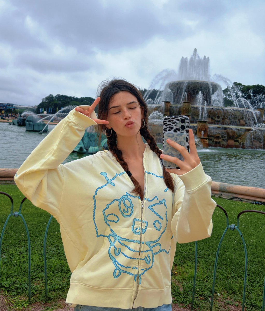 Snowwhitewwe's tweet photo. Peace bitch 🤏🏻 https://t.co/pWDVTKtby0