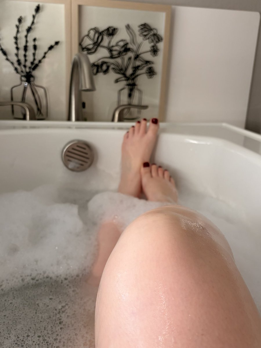 SunnyAngel82500's tweet photo. bath time 🫧❤️ for exclusive content from my bubble bath, onlyfans link in bio 🍒 #onlyfans https://t.co/Ndnk3FPANs