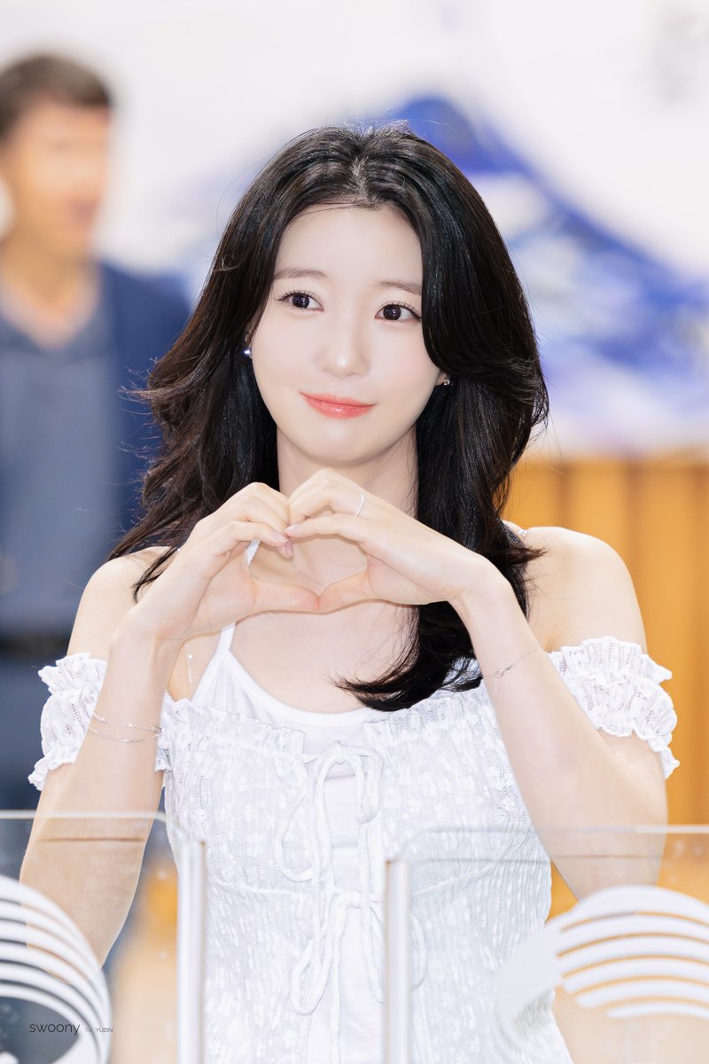 swoony_yubin's tweet photo. 260918 쌤과 함께

치명적 러블리...💕

#오마이걸 #유빈 #배유빈 
#OHMYGIRL #YUBIN https://t.co/JPW3rEfBIV