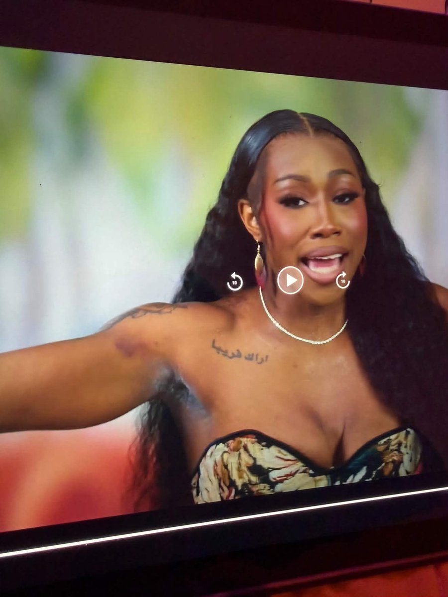 koldestthreat1's tweet photo. They called Cerose musty😂She done went n plaster her mf arm with deodorant like that can help the mustiness 😭😭 #baddiesgonewildcancun #baddiesgonewild #bgw #cerose https://t.co/1Bpv28k8R4