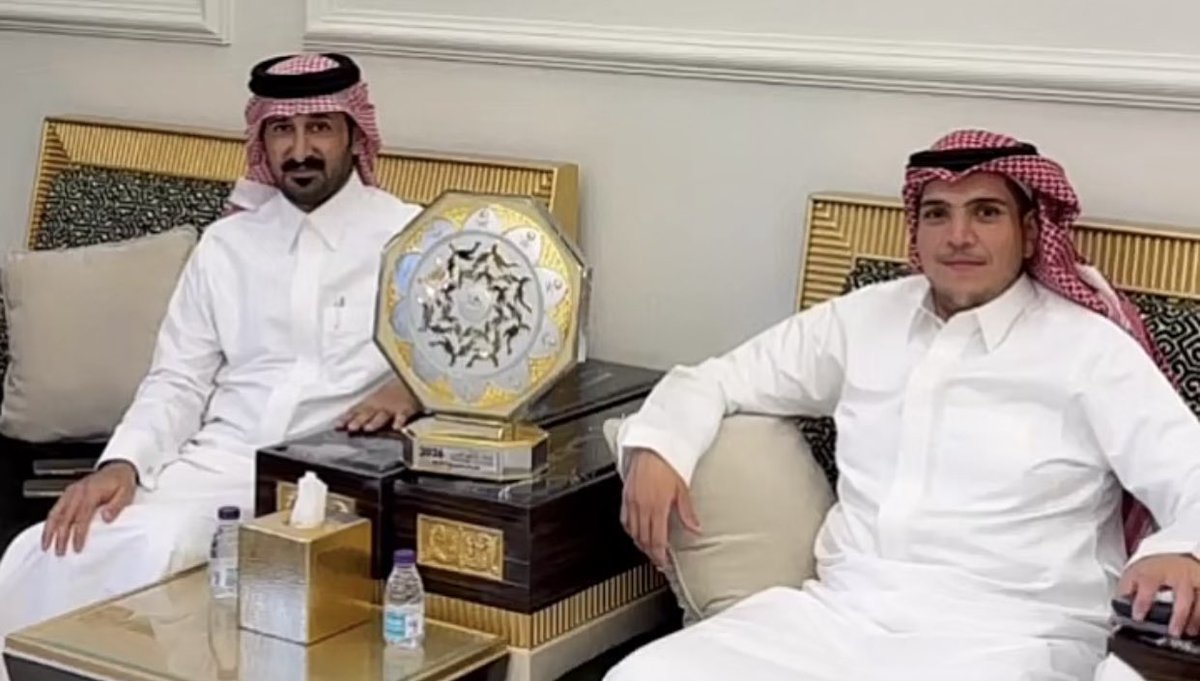 smsam1400's tweet photo. الزامل في أول ظهور مع الأسطورة 

ياويلكم ويلاه

أجتمع العايذي والحجدري 

هجو هجو أبرك لكم يامنافسين https://t.co/HwzqoQSIeG