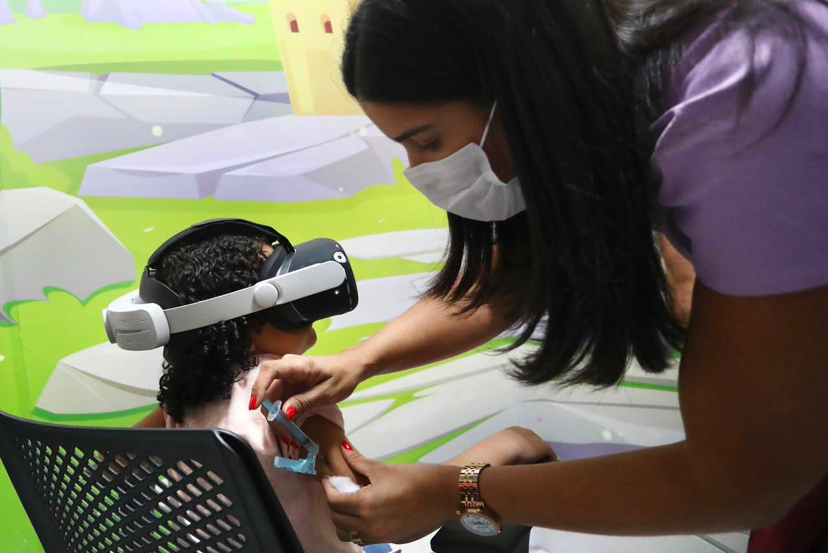 prefrecife's tweet photo. Dessa vez, a vacina de Dyllan teve óculos de realidade virtual, uma brincadeira em 3D e menos tensão. 🥽 Pra ele, que tem 4 anos, e pra mãe, Shyrlene, isso já muda completamente o momento. ✨ https://t.co/nUxfOVBxZN