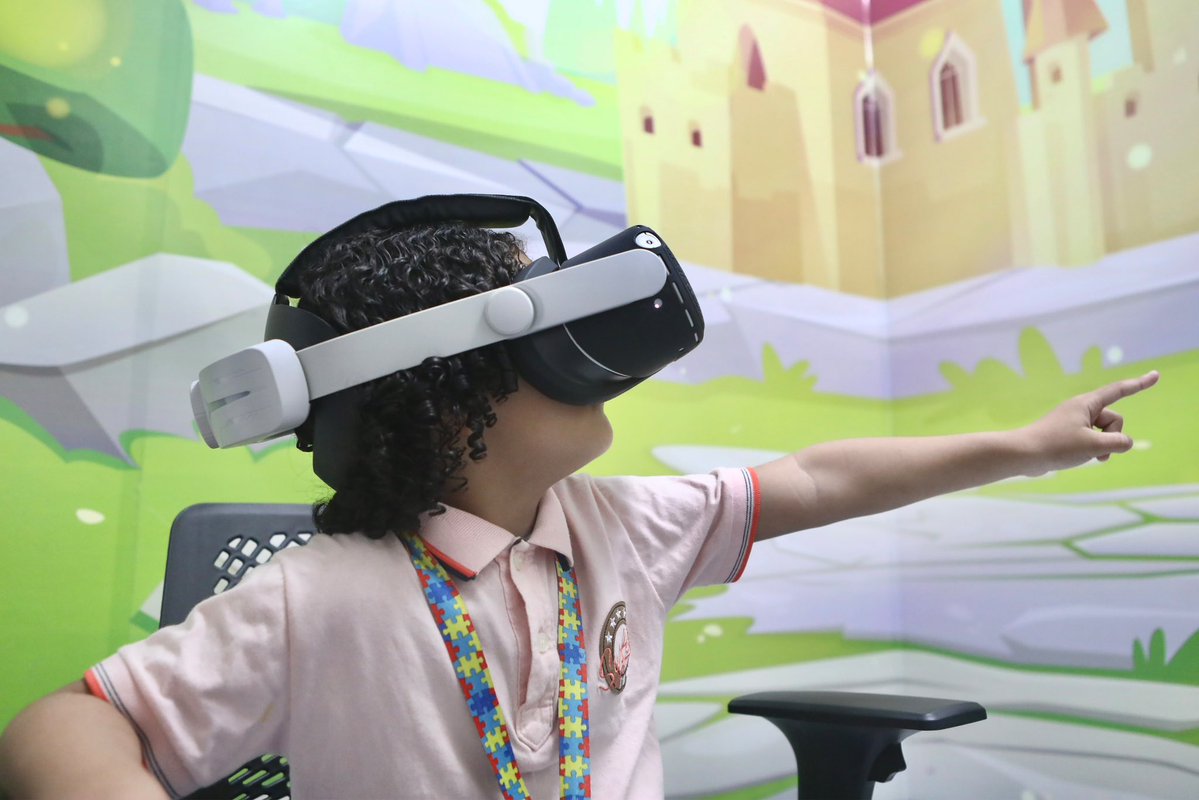 prefrecife's tweet photo. Dessa vez, a vacina de Dyllan teve óculos de realidade virtual, uma brincadeira em 3D e menos tensão. 🥽 Pra ele, que tem 4 anos, e pra mãe, Shyrlene, isso já muda completamente o momento. ✨ https://t.co/nUxfOVBxZN