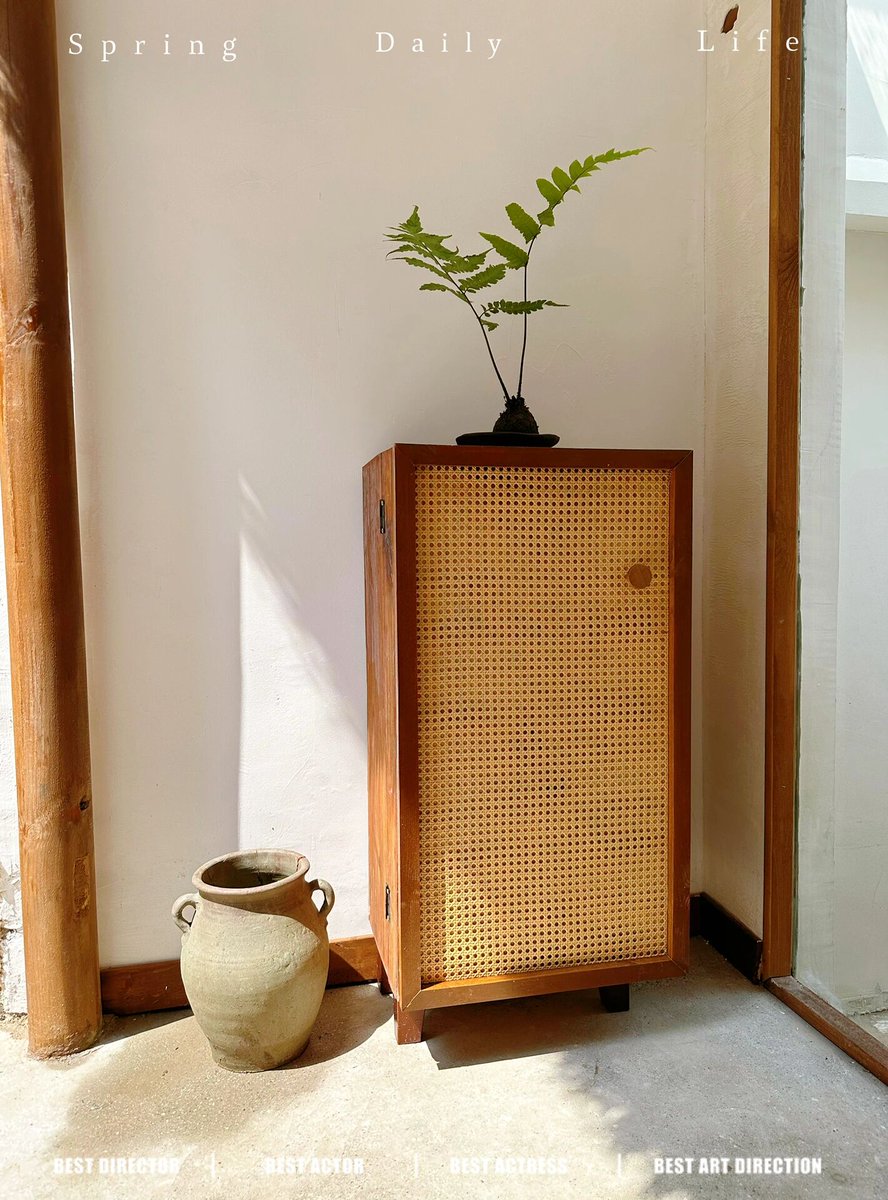 __kahtii_'s tweet photo. Turned an old wooden crate into a stylish side table with just sandpaper and paint—zero fancy tools needed! Upcycling magic , https://t.co/MYx0TUGXV4
