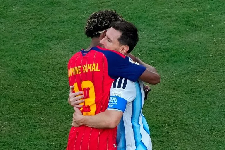 BarcaUniversal's tweet photo. 🚨🚨 Lamine Yamal: "For me, Messi is the BEST player in HISTORY." https://t.co/ffDOn3bPGk