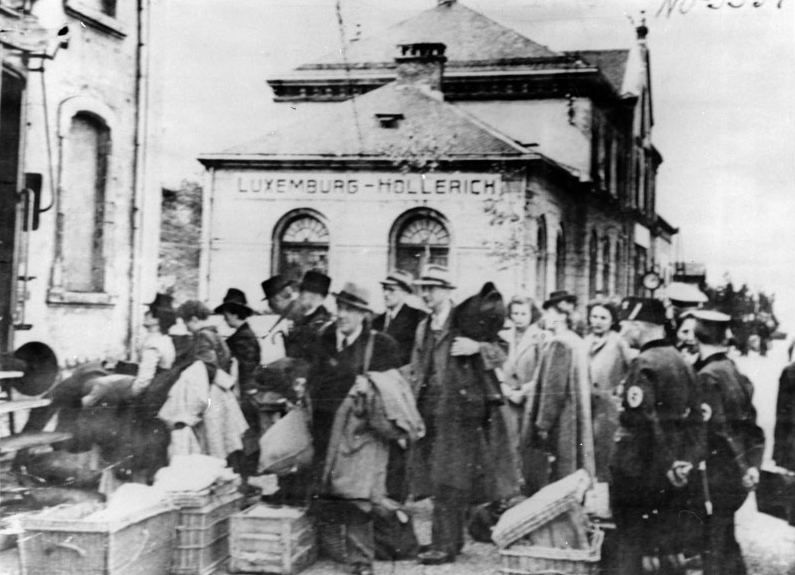 auschwitzxhibit's tweet photo. September, 1942 | Deportation of Jews by local police in Hollerich, Luxembourg.

#NotLongAgoNotFarAway https://t.co/7ibogGOWrK