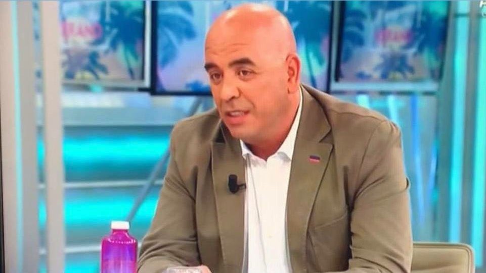 EgioVictor's tweet photo. Los nuevos tertulianos de Mediaset: Marcos de Quinto, Macarena Olona, el marido de Macarena Gómez…y de postre Juan Manuel Medina, el padre de la neonazi Isabel Peralta.
La ultraderecha no avanza por sí sola. Para que eso suceda los dueños de los medios de comunicación tienen que normalizar primero en el debate público las ideas más miserables y abyectas.