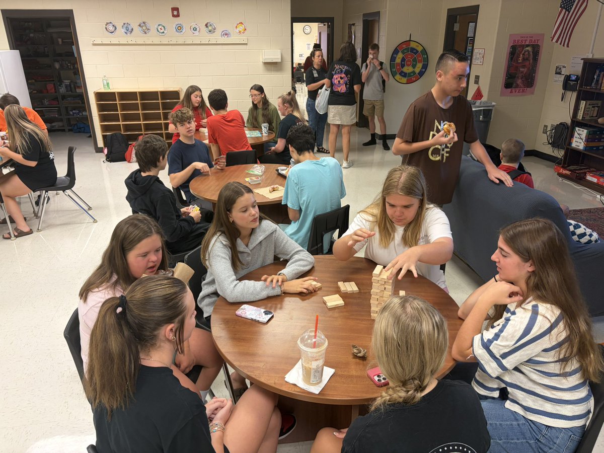 Chris_Murray14's tweet photo. No better way to start the day @allatoona_hs that coffee huddle with athletic leadership! #CLASS #onepercent @toona_athletics @CCSD_AD https://t.co/lhGPpAnTZ8