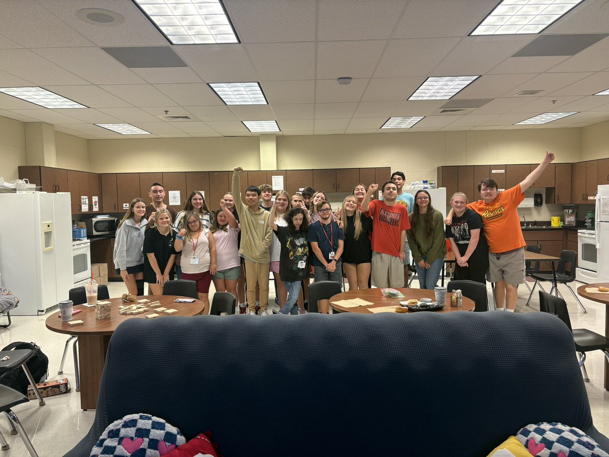 Chris_Murray14's tweet photo. No better way to start the day @allatoona_hs that coffee huddle with athletic leadership! #CLASS #onepercent @toona_athletics @CCSD_AD https://t.co/lhGPpAnTZ8