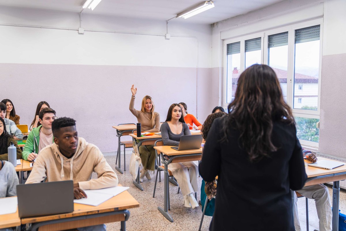 OptoManagement's tweet photo. To celebrate #HispanicHeritageMonth, we’re highlighting a bilingual activity from @LatinosODs that helps middle school and early high school students explore their interests and strengths while learning more about optometry as a career path.
https://t.co/nYY2odz3Fj https://t.co/oIH8PCIzX1