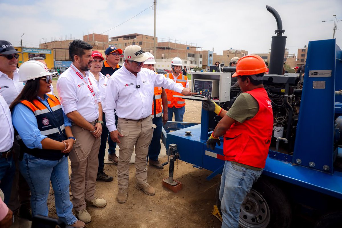viviendaperu's tweet photo. ✅ ¡Desde Lambayeque nos preparamos ante el FEN! 🌨️

📌 El ministro de Vivienda, Mauricio Arnillas, lideró en Chiclayo un simulacro de lluvias intensas e inundaciones para poner a prueba la capacidad de respuesta ante emergencias, incluyendo el colapso de un colector primario.

📌 Durante el ejercicio se puso a prueba  4 SARES, que permitirán proteger a más de 67 mil vecinos, y se reforzó la articulación entre el sector Vivienda, el Gobierno Regional y los gobiernos locales.

📌 Participaron las alcaldesas de Chiclayo y José Leonardo Ortiz, así como funcionarios del GORE Lambayeque, gobiernos locales y del Ministerio de Vivienda.

📰 Nota de prensa: https://t.co/ly39aSLjAk