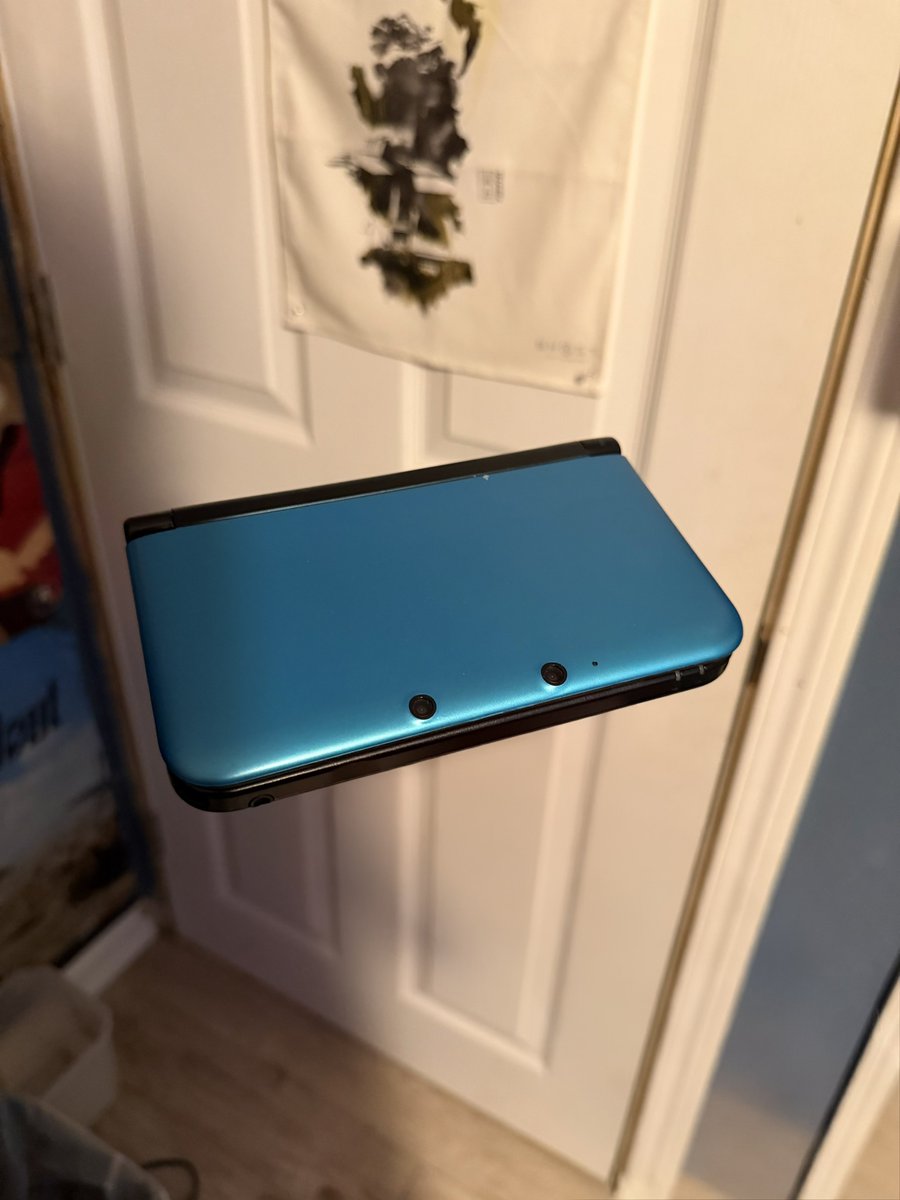 CanadianZar's tweet photo. I love my Blue Nintendo 3DS XL

#nintendo #gaming https://t.co/UbnUjkc7b4