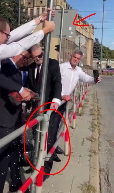 Propeertys's tweet photo. Ale wiecie że Braun i jego głupek wycinali fikcyjny znak aby uniknąć odpowiedzialności karnej 😂😂😂 
Przed filmowaniem przymocowali fikcyjny znak na zaciski plastikowe https://t.co/jGzp9M1BaN