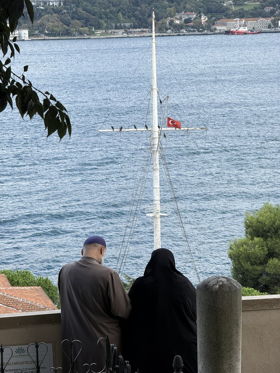 ooguzkosee's tweet photo. bi amcam teyzemi yahya efendiye getirmiş denize karşı ona kuran okuyordu.. imrendik yalan mı söyleyelim https://t.co/Q8yAPqPP3G