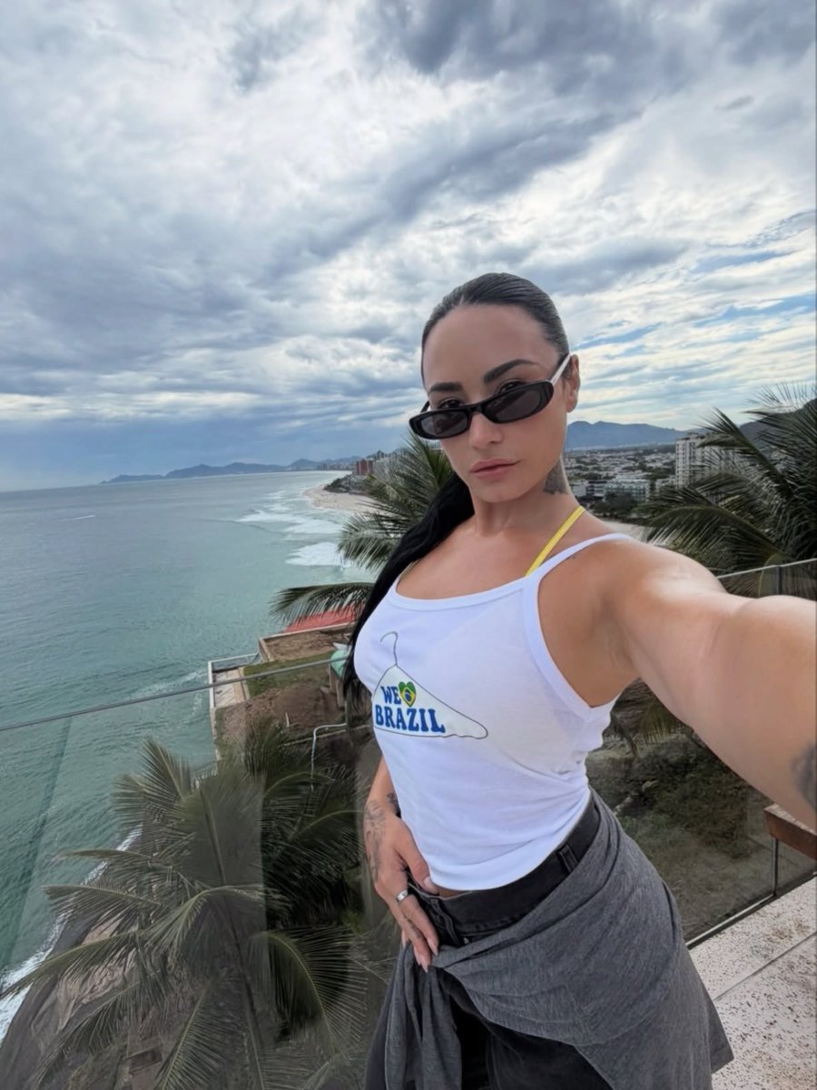 ddlovato11222's tweet photo. Me wearing a ponytail for my first time https://t.co/IBO4hHDcJq