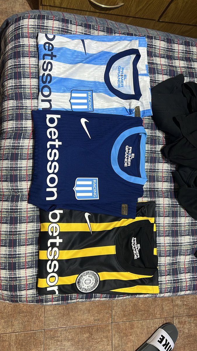 _salataaa's tweet photo. De gala hoy 💛🖤🇸🇲
Y completamos la indumentaria 2026 Nike😍😮‍💨 @RacingClub @LocademiaRacing https://t.co/dkiECOjOsF