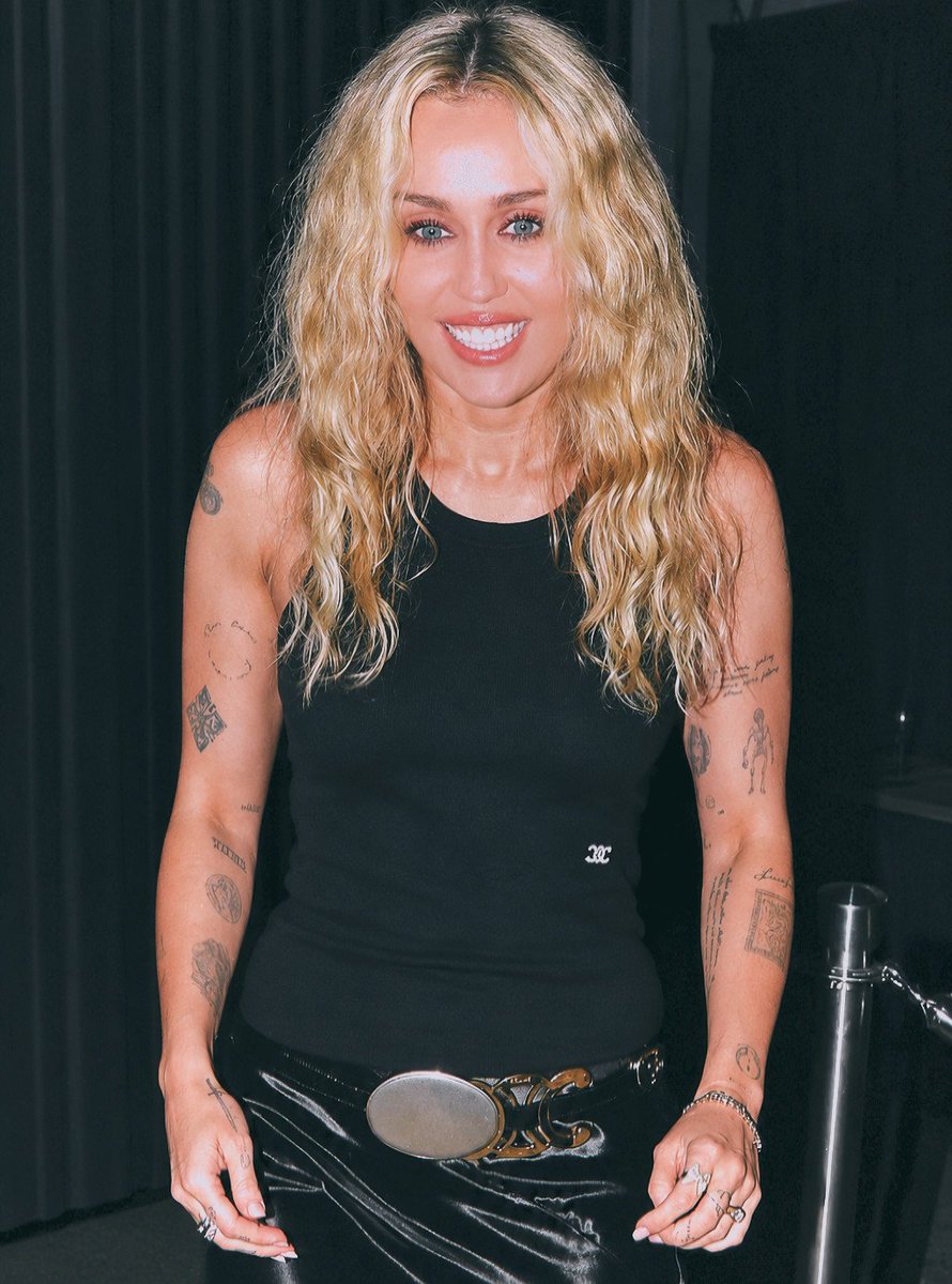 Radiatelove__'s tweet photo. Yo voy a defender a Miley A MUERTE y me importa un carajo lo que opinen de ella, pueden seguir llorando, criticándola y hablando pelotudeces, que yo voy a seguir bancándola igual, no necesito que les guste ni que la entiendan, miley no necesita su aprobación y yo tampoco https://t.co/V5LxCr0rEA
