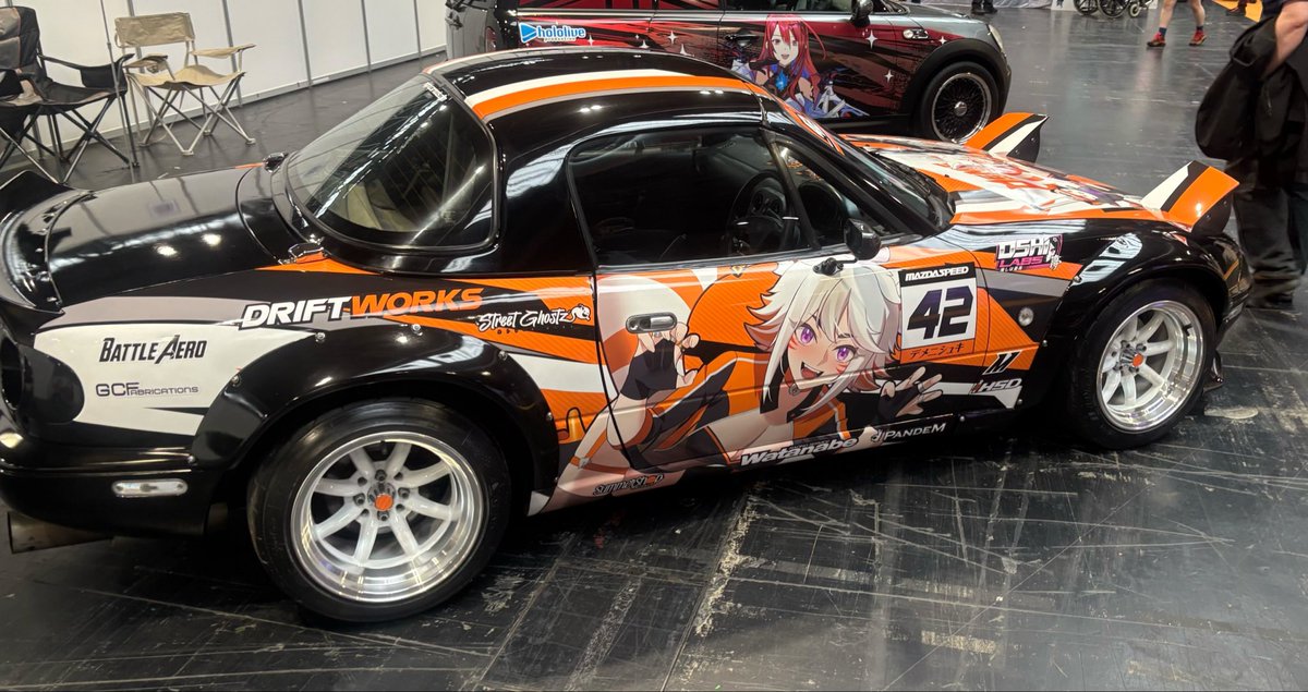 YUG0NOVA's tweet photo. Hologang and Deme itasha 😳😳 https://t.co/2euQ1DVS7E