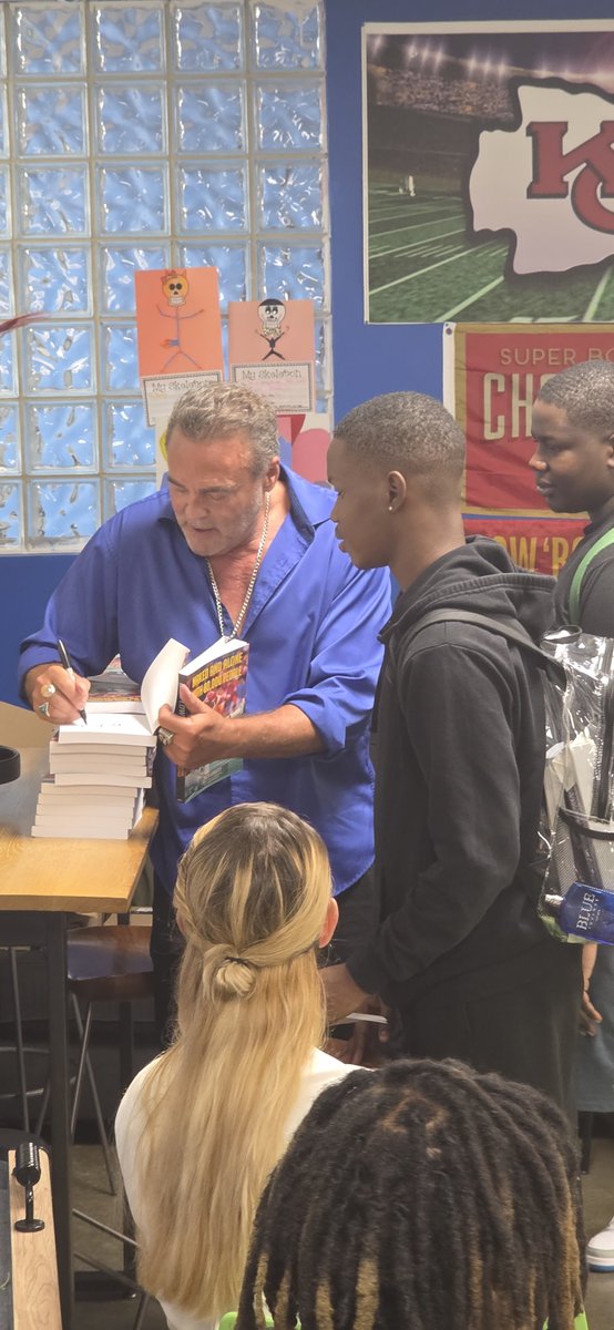 HelpKCKids's tweet photo. While in KC for the Chiefs home opener, Hall of Fame kicker #NickLowery visited our Thornberry Unit to meet with Club teens. Nick shared an inspiring message with the teens, inspiring our next generation of leaders! 💙
#BGCGKC #GreatFuturesStartHere #ChiefsKingdom https://t.co/0DIoUYAhBh