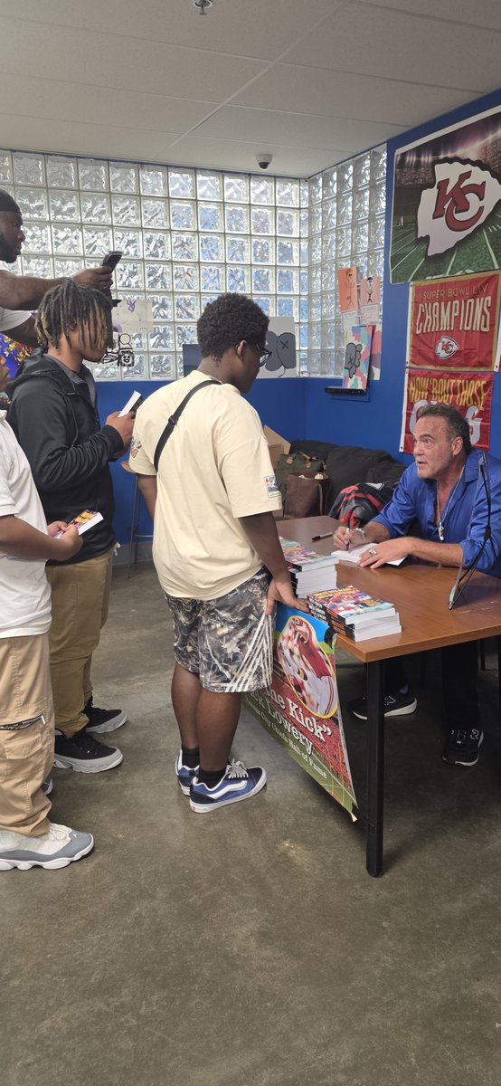 HelpKCKids's tweet photo. While in KC for the Chiefs home opener, Hall of Fame kicker #NickLowery visited our Thornberry Unit to meet with Club teens. Nick shared an inspiring message with the teens, inspiring our next generation of leaders! 💙
#BGCGKC #GreatFuturesStartHere #ChiefsKingdom https://t.co/0DIoUYAhBh