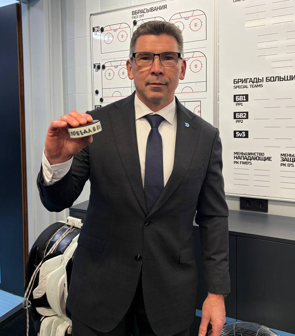 khl_eng's tweet photo. Congratulations on first KHL win, coach Sergei Brylin 👏 https://t.co/JzgRIxMZw7