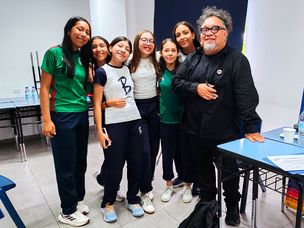 blaisepascale's tweet photo. El autor Bernardo Fernández, de la editorial Almadía, eligió a nuestro Instituto como una de las dos instituciones educativas para compartir con los estudiantes la experiencia de la lectura a través de su obra Bajo la máscara. https://t.co/BeQKv3FEjb
