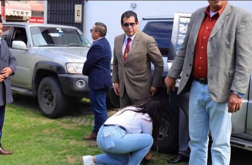 ClauSorucopress's tweet photo. Así te ves, funcionario(a) cuando usas tus redes personales para ADULAR a tu MAE (jefecito) en cada publicación que hace, solo por mantener la pega. 
"Así se hace gestión". "Por fin tenemos un verdadero trabajo". "Qué grande es usted". "Qué bella familia tiene". "Siga adelante"😏 https://t.co/MgZ7LuqgQ3