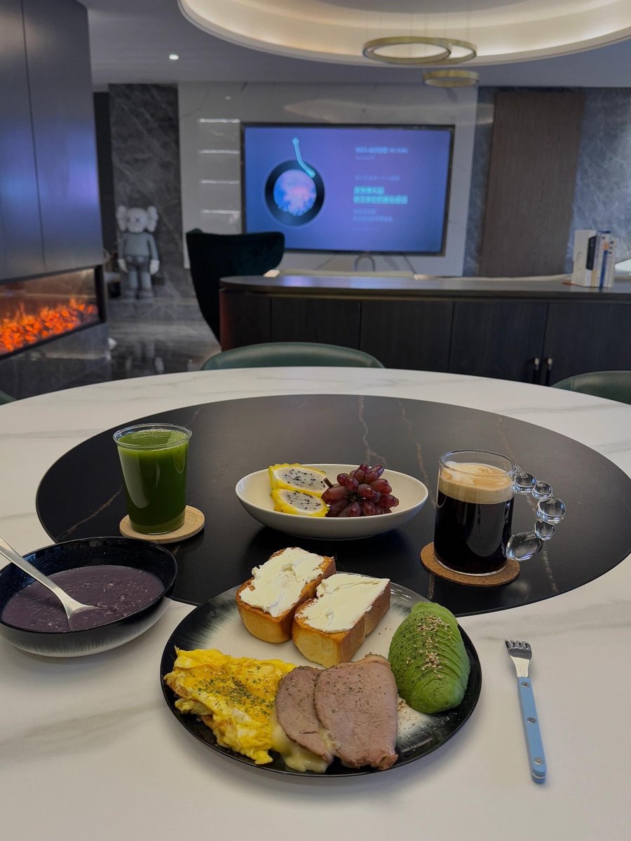 d6xr5AQm6J49mUS's tweet photo. Missing your laugh from 3000km away—texting you my 2am snack pic ‘cause distance can’t kill our silly late-night vibe ， https://t.co/GOpTlREERi