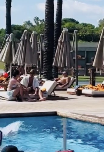 Guzelwsj's tweet photo. The girl besides @EminGGlobal  exactly looks so much alike with Ecem Oz’s body physique - a very high probability that it is her. 

Let me remind you that she Storied Basar playing chess prior to this - and all throughout  #EminGünenç stay in Antalya, Ecem Oz never posted any!!! https://t.co/IWkSxSPQYf