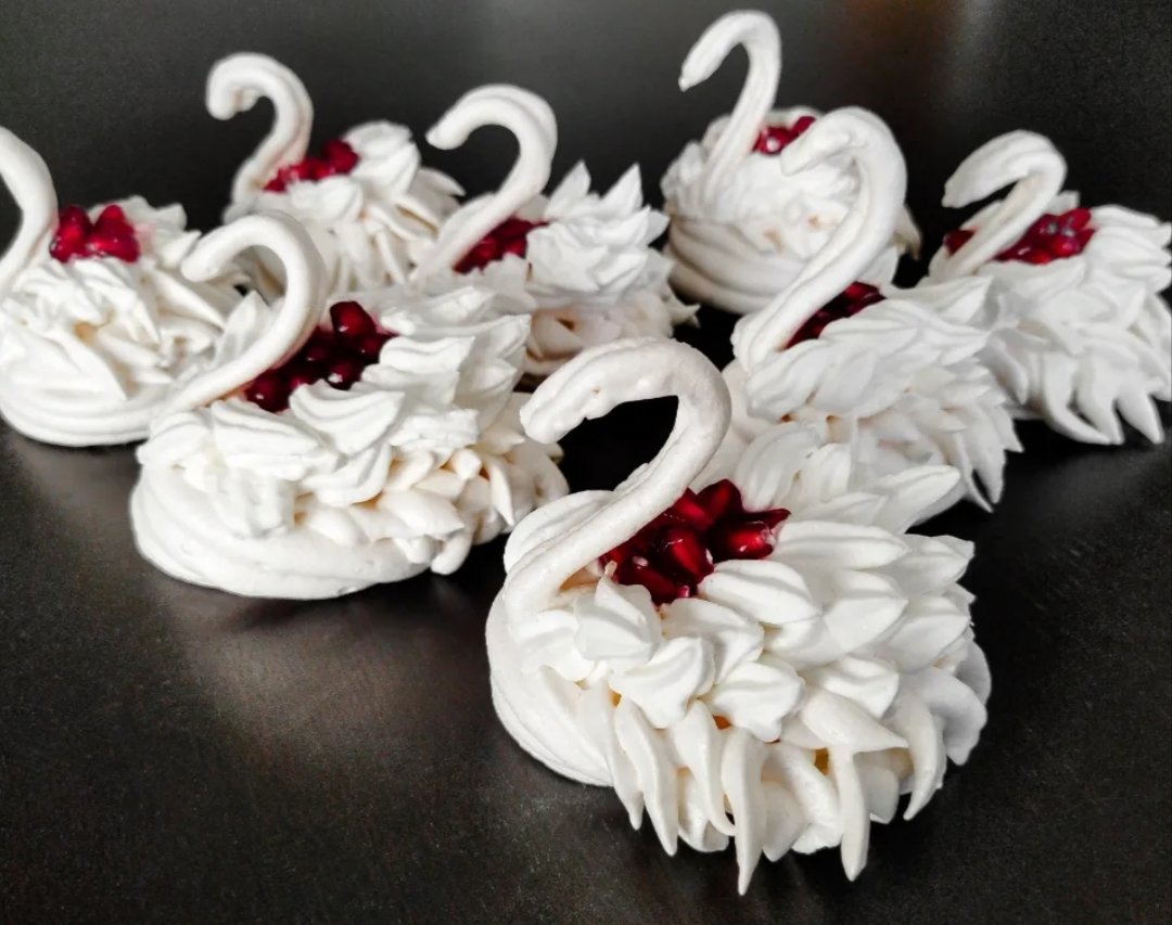 GBakeoff9's tweet photo. Fatemi tornare!!! La Pavlova è il mio cavallo di battaglia! #bakeoffitalia https://t.co/tDoC4GdTvr