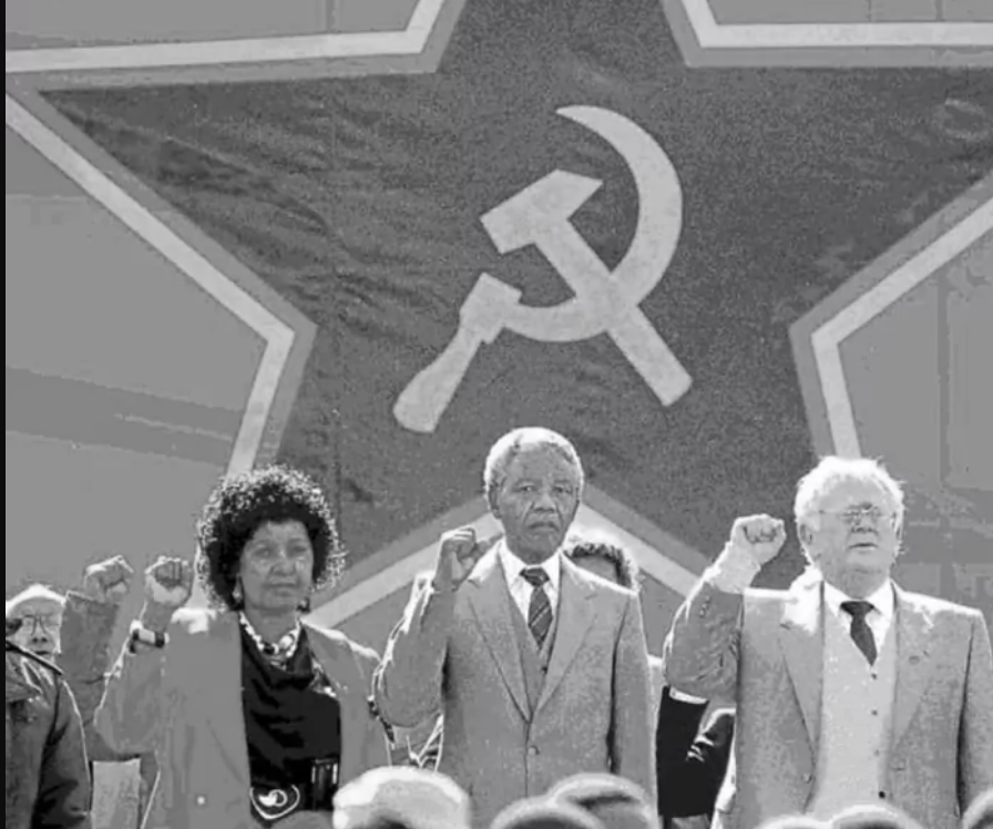 CubaOrtografia's tweet photo. Viendo esta foto, ¿hay que tragarse el cuento viejo del Nelson Mandela solidario y sufrido?

La foto es de un mitin del ANC y del Partido Comunista Sudafricano (SACP) en 1990, poco después de la salida de Mandela de prisión. A la izquierda, Winnie Mandela; en el centro, Nelson; a la derecha, Joe Slovo. Detrás, no hay una paloma ni un arcoíris, sino una estrella enorme con hoz y martillo. El puño alzado no es un gesto de unidad nacional. Es el de siempre.

El cuento del mártir solo pacifista se construyó después, cuando convenía. Antes había otra versión, más cercana a lo que se ve en la imagen.

Mandela negó durante décadas haber sido miembro del SACP. Tras su muerte, el propio partido dijo que en el momento de su detención en 1962 no solo era militante clandestino, sino miembro del Comité Central. Historiadores como Stephen Ellis y archivos soviéticos coinciden en que lo reclutaron hacia 1960-61, justo cuando el SACP empujaba el paso a la lucha armada. En el juicio de Rivonia habló de sabotaje, no de misa. Umkhonto we Sizwe (MK), el brazo armado del partido, no nació de un comité de derechos humanos; nació de una decisión del SACP (con Mandela en la sala) y él fue su primer comandante. Las primeras bombas, el 16 de diciembre de 1961.

Joe Slovo, el blanco de traje a su lado, no era un liberal de Oxford. Lituano, marxista-leninista, secretario general del SACP, jefe de Estado Mayor de MK. El teórico de la alianza ANC-comunistas. Luego fue ministro de Vivienda en el primer gobierno de Mandela. La foto no es de Mandela tolerando a un aliado incómodo. Es la alianza en primer plano.

El mito pinta a Winnie como «Madre de la Nación». La Comisión de la Verdad y la Reconciliación la declaró política y moralmente responsable de las violaciones graves de derechos humanos del Mandela United Football Club, su escolta-pandilla. Al menos dieciocho muertes. Secuestro y asesinato de Stompie Seipei, de 14 años. El discurso del collar: «Juntos, de la mano, con nuestras cajas de cerillas y nuestros collares liberaremos este país». El collar era un neumático lleno de gasolina alrededor del cuello de quien el barrio o el club acusaba de soplón. No es leyenda urbana. Está en actas.

Nada de esto borra el apartheid ni los 27 años en Robben Island. El régimen era racial, brutal y legalmente injusto. Mandela también negoció, evitó una guerra civil a gran escala y salió del poder. Eso también es real. Lo que no es real es el santo de cartel; el hombre que solo sufría, solo perdonaba y nunca empuñó otra cosa que un discurso. El que sale en esa foto acaba de salir de la cárcel y se pone bajo la hoz y el martillo con su mujer y el jefe comunista del aparato armado.

El cuento se traga fácil porque es más cómodo que admitir que la lucha contra un sistema racista se hizo, en buena parte, con alianza soviética, sabotaje, violencia en los townships y un culto al líder que no admitía la disidencia. 

La foto no pide que te tragues nada. Solo que dejes de fingir que no la has visto.
