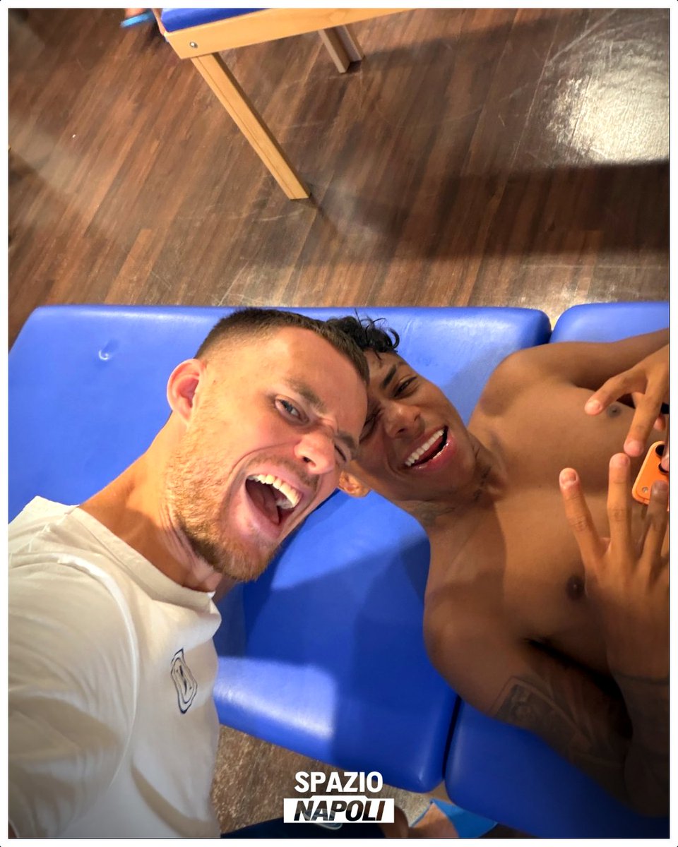 Spazio_Napoli's tweet photo. Beukema e Alisson in posa🤳😉
#SSCNapoli #Beukema #AlissonSantos https://t.co/BbyxlLaEKW