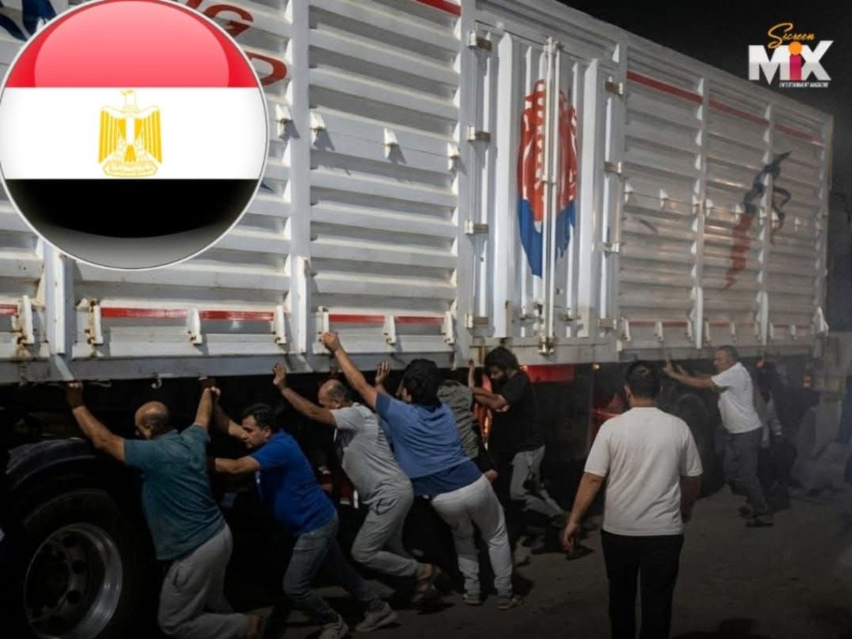 ScreenMix's tweet photo. في مشهد يحبس الأنفاس بأحد المحافظات بمصر .. سيارة نقل توقفت على شريط السكة الحديد بشكل مفاجئ

بعدما توفي سائقها إثر أزمة قلبية مفاجئة لكن الأهالي سارعوا إلى تحريكها بقلب رجل واحد

ونجحوا في إبعادها عن مسار القطار قبل وصوله بلحظات مانعين حدوث كارثة محققة. https://t.co/wDdPatiuDz