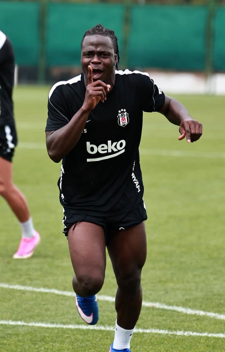 agacliyol_'s tweet photo. Beşiktaş’ta bir oyuncu ne zaman yüksek performans sergilese “sezon sonu rekor bonservisle satılır” cümleleri ortaya atılıyor. 

Takım olmak demek bir kaç sezon üst üste aynı kadro ile oynamak demektir. 

Olaitan ve İlhan Fakılı 2 sene daha Beşiktaş forması giymeli. Gelecek olan teklifler 2 sene sonra değerlendirilmeli.